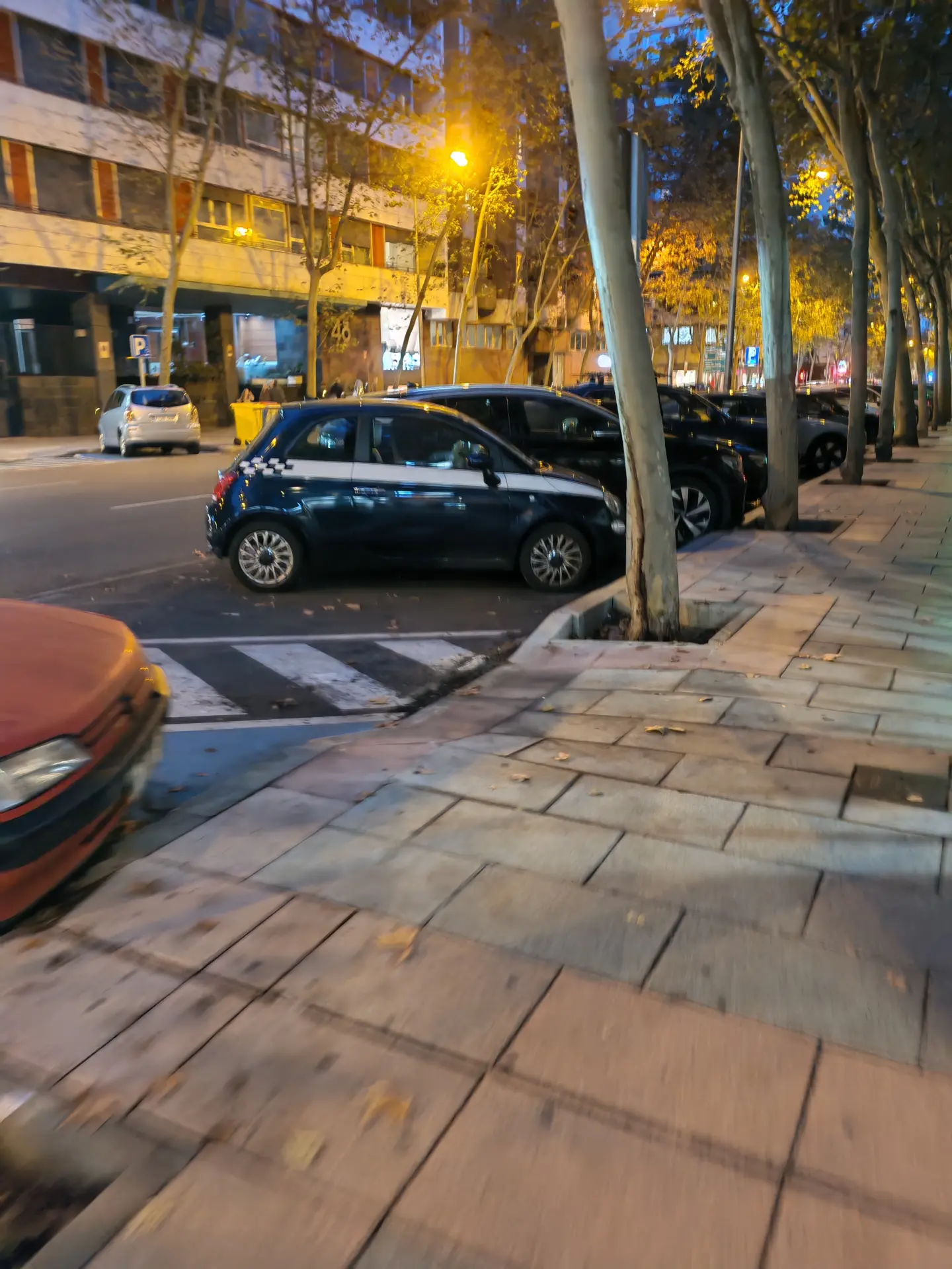 Un coche de noche con el Honor 400 5G