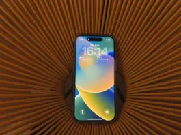 El iPhone 15 con iOS 26.2.1