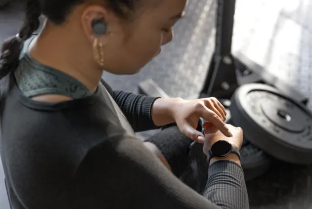 El Pixel Watch con Fitbit Coach en iOS