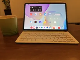 La Huawei MatePad 11,5 de frente con su teclado
