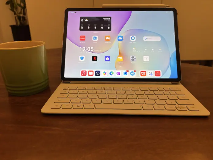 La Huawei MatePad 11,5 de frente con su teclado La Huawei MatePad 11,5 de frente con su teclado